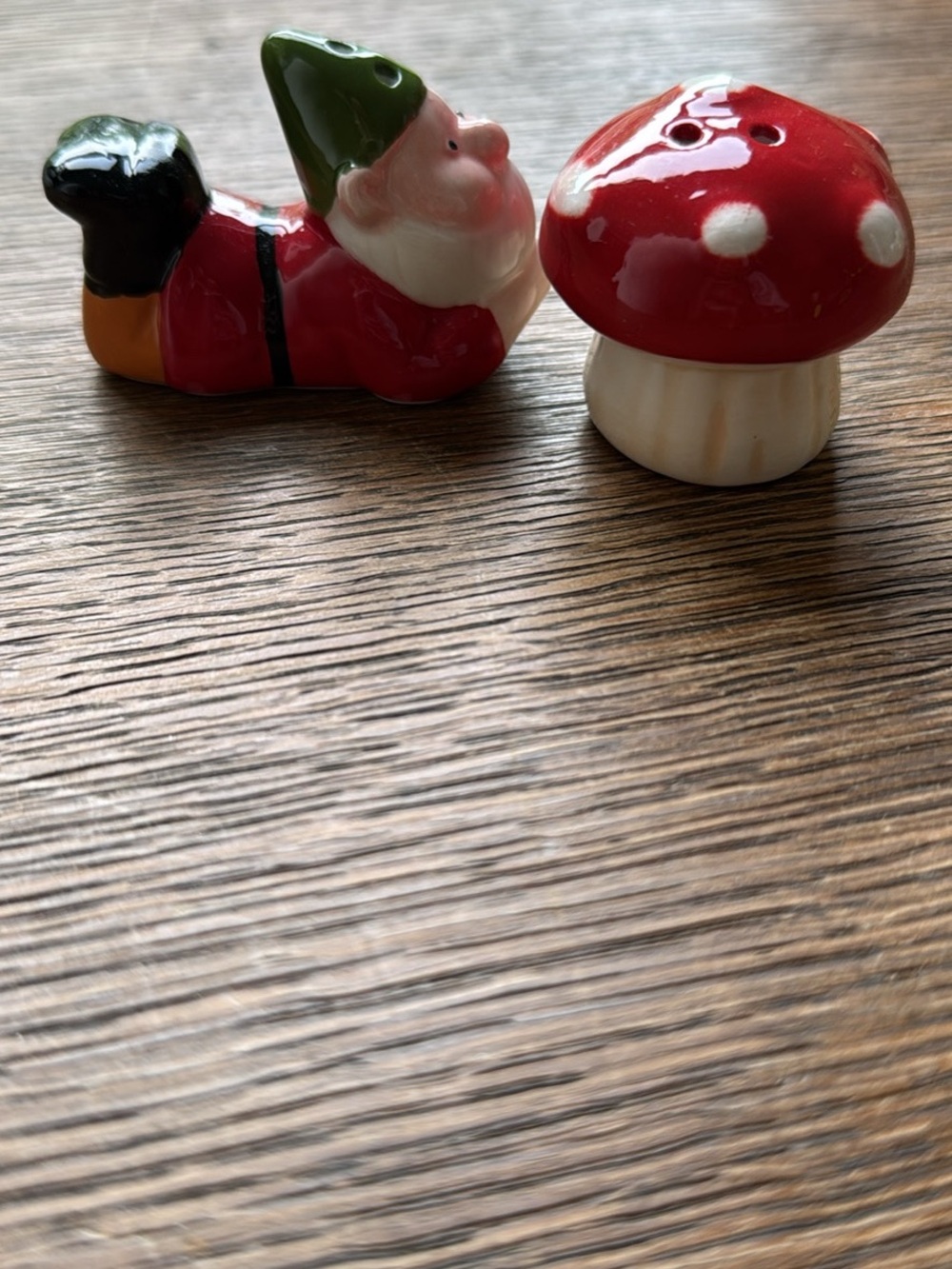 Vtg ceramic gnome and mushroom salt and pepper shakers